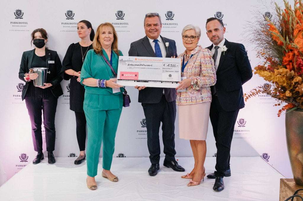 Offizielle Überreichung eines Schecks für einen guten Zweck. Non-Profit. Eventfotografie Düsseldorf